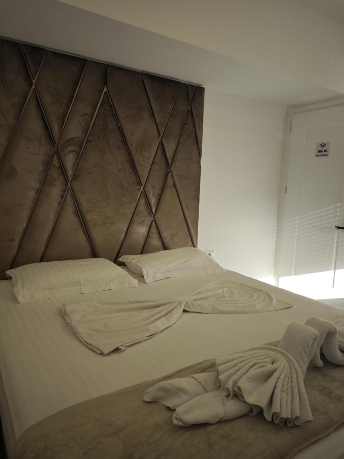Hotel Artist *